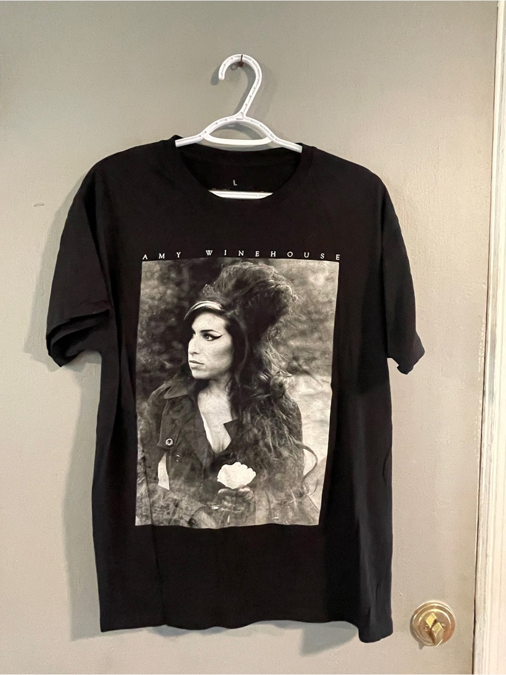 Amy Winehouse Unisex T-Shirt: Flower Portrait Size L